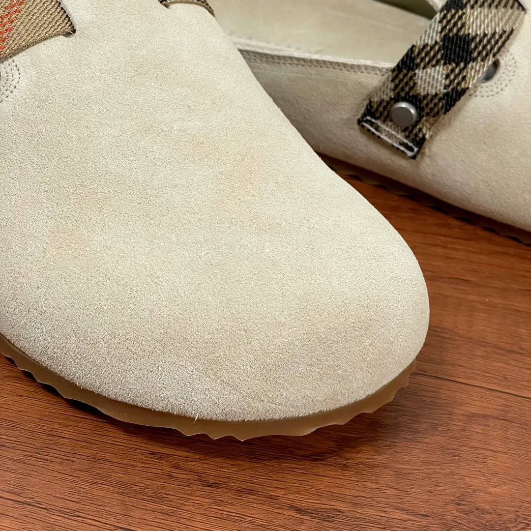 P360 Burberry's new men's checkered leather Urchin half-flop. Made of soft suede cowhide and calfskin, these half-flop sandals feature an adjustable B-shaped buckle strap and are decorated with the signature sand-colored Burberry check in jacquard worsted. The upper wraps around the midsole and is paired with a sole made of the same upper material with an embossed logo on the heel and a wavy rubber outsole embellished with the Burberry lettering. Fashionable and casual! Comes with full set of original packaging dust bag! Code number: 39-40-41-42-43-44 standard code (38/45 can be customized and returns and exchanges are not supported) No. 012